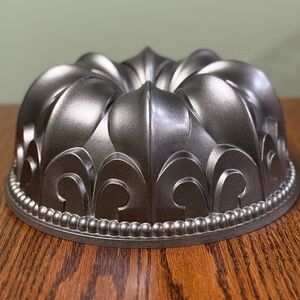 Nordic Ware 9 inch Fleur de Lis Bundt Cake Pan